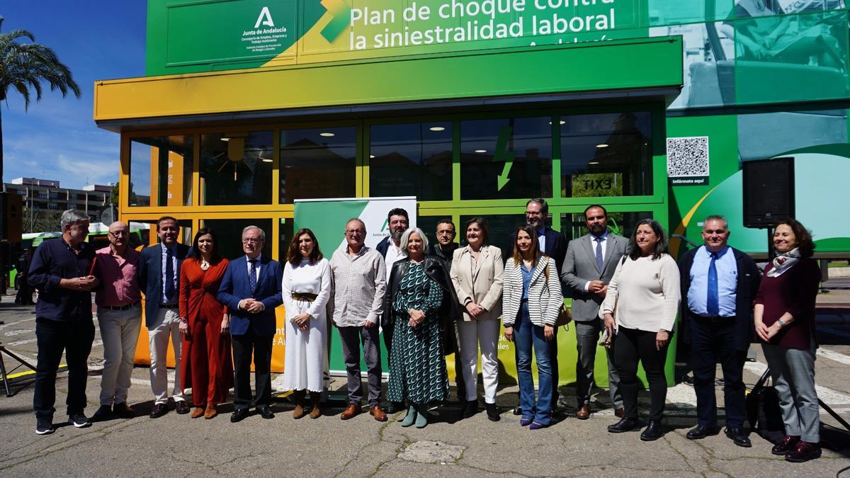 Rocío Blanco, junto a representantes sindicales y empresariales, este miércoles, posa con el bus del Plan de choque contra la siniestralidad laboral.