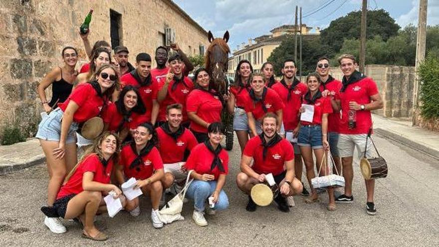 Los jóvenes de Sant Jordi recuperan la fiesta de los quintos 45 años después