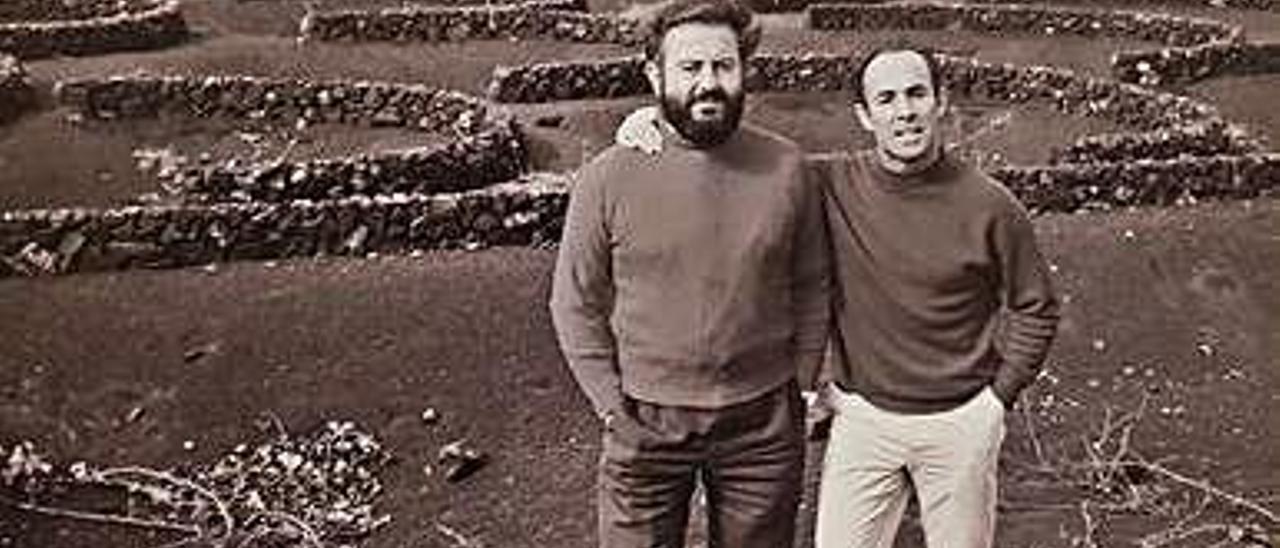 Fernando Higueras (izquierda) y César Manrique en La Geria en los años sesenta del siglo pasado.