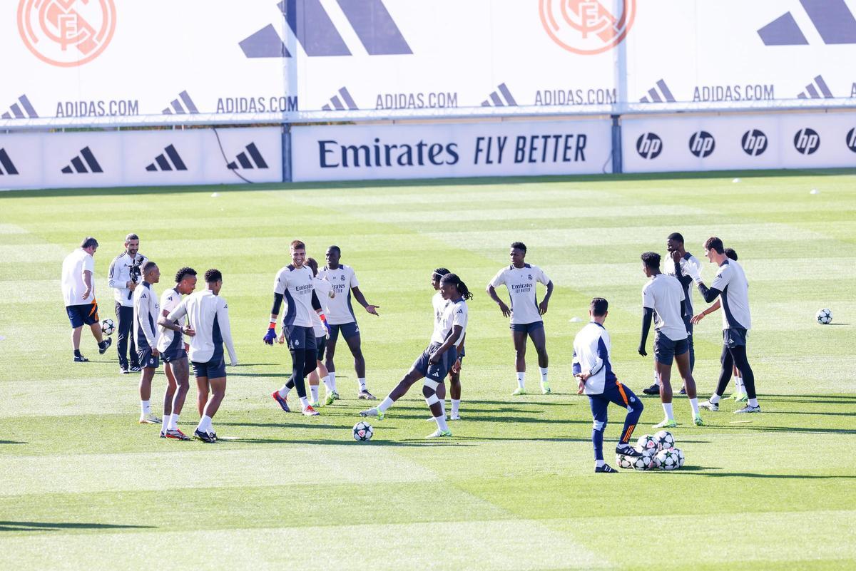 Los jugadores del Real Madrid se ejercitan en Valdebebas antes del partido de Champions contra el Borussia Dortmund.