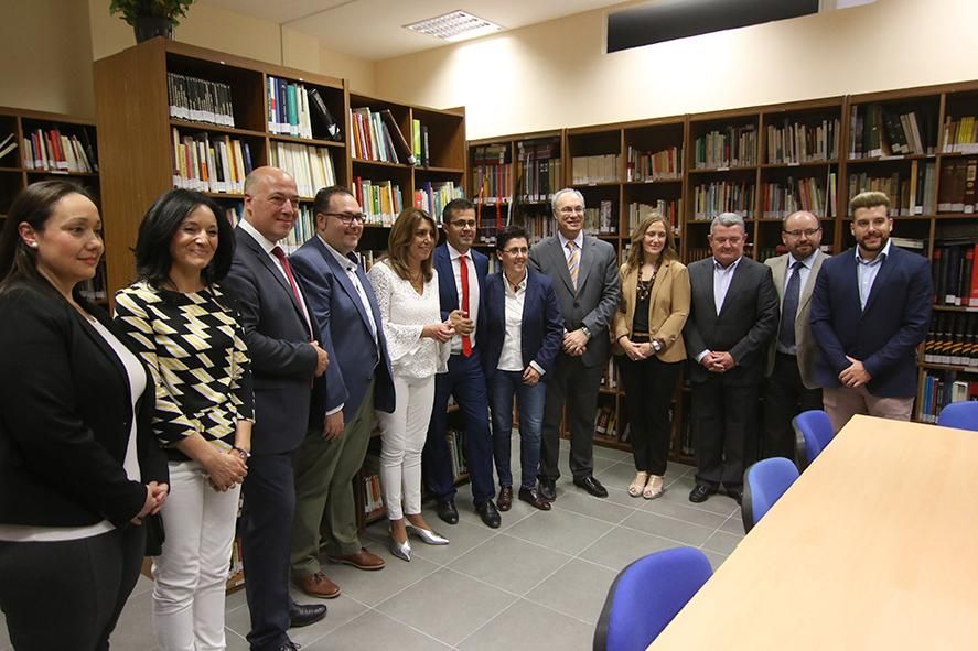 Susana Díaz inaugura el centro de la madera de Encinas Reales.