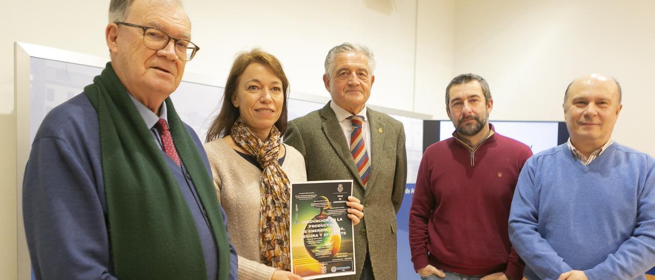 Tomás Emilio Díaz, Ana Lamela, Juan José Mangas, Manuel Campa y Fernando Rubiera, durante la presentación del ciclo de conferencias.