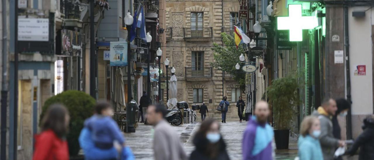 Avilesinos y turistas, ayer por la tarde, en la calle de La Fruta.