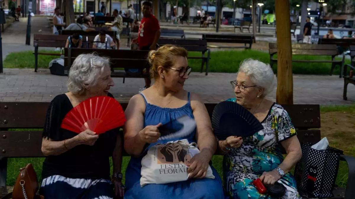 "Dormir es imposible": así se vive el verano en Carolinas, el barrio con más densidad de población en Alicante