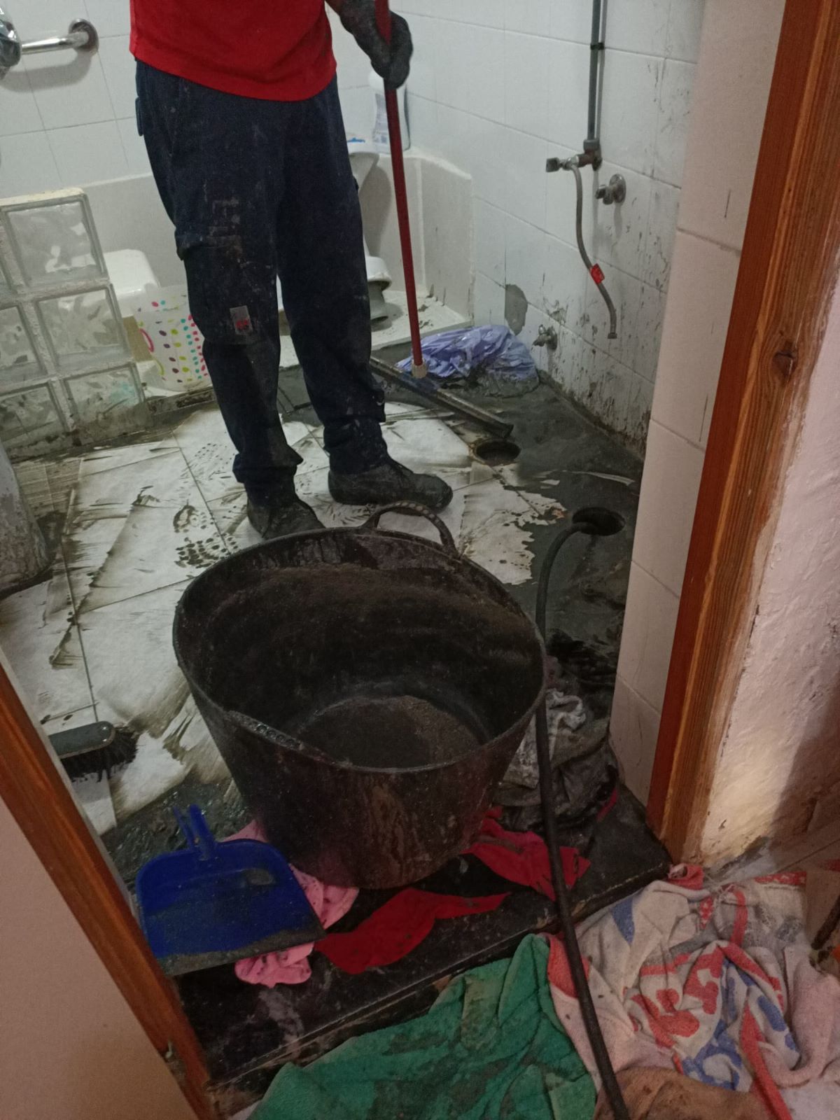 A una vivienda de Las Rehoyas le brotan aguas fecales por los sumideros