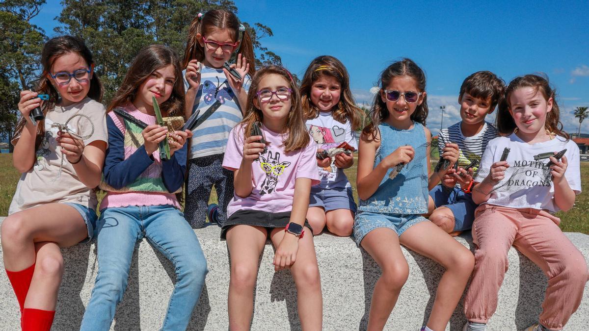 Las Piñeiriño Tech Girls y un grupo de amigos muestran tarugos recogidos en la playa.
