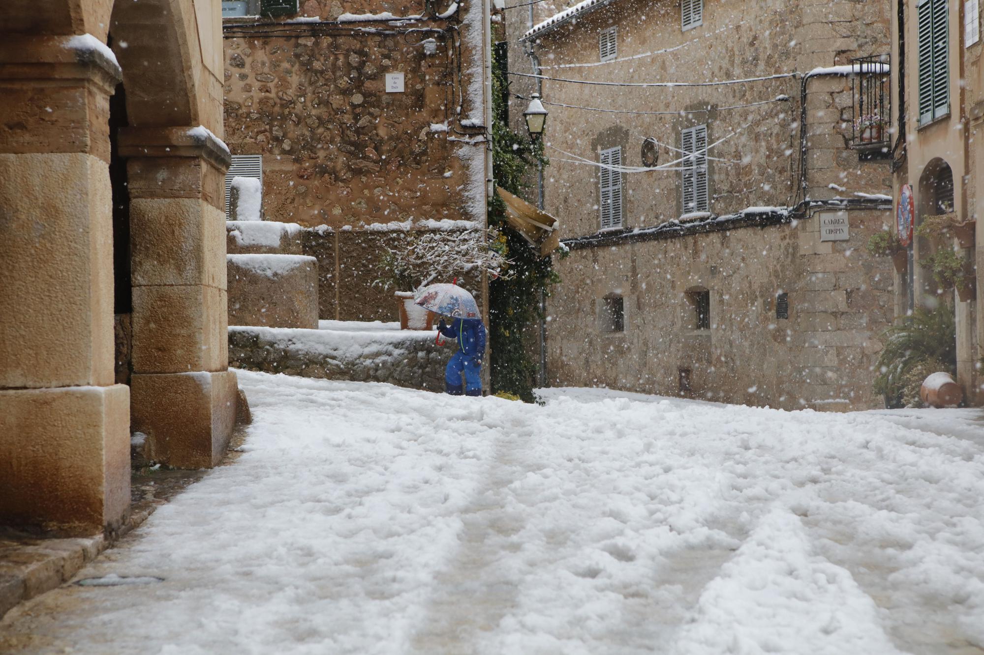 Malerisches Mallorca: Valldemossa im Schnee