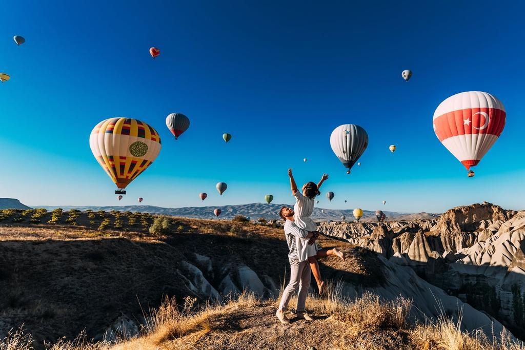 Pareja enamorada entre globos, en Capadoccia