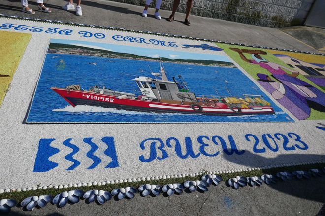 Bueu se echa a la mar por la Virgen del Carmen