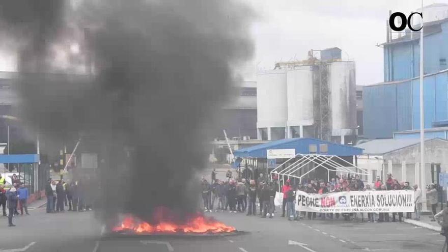Corte de tráfico y quema de neumáticos contra el cierre de Alcoa en A Coruña