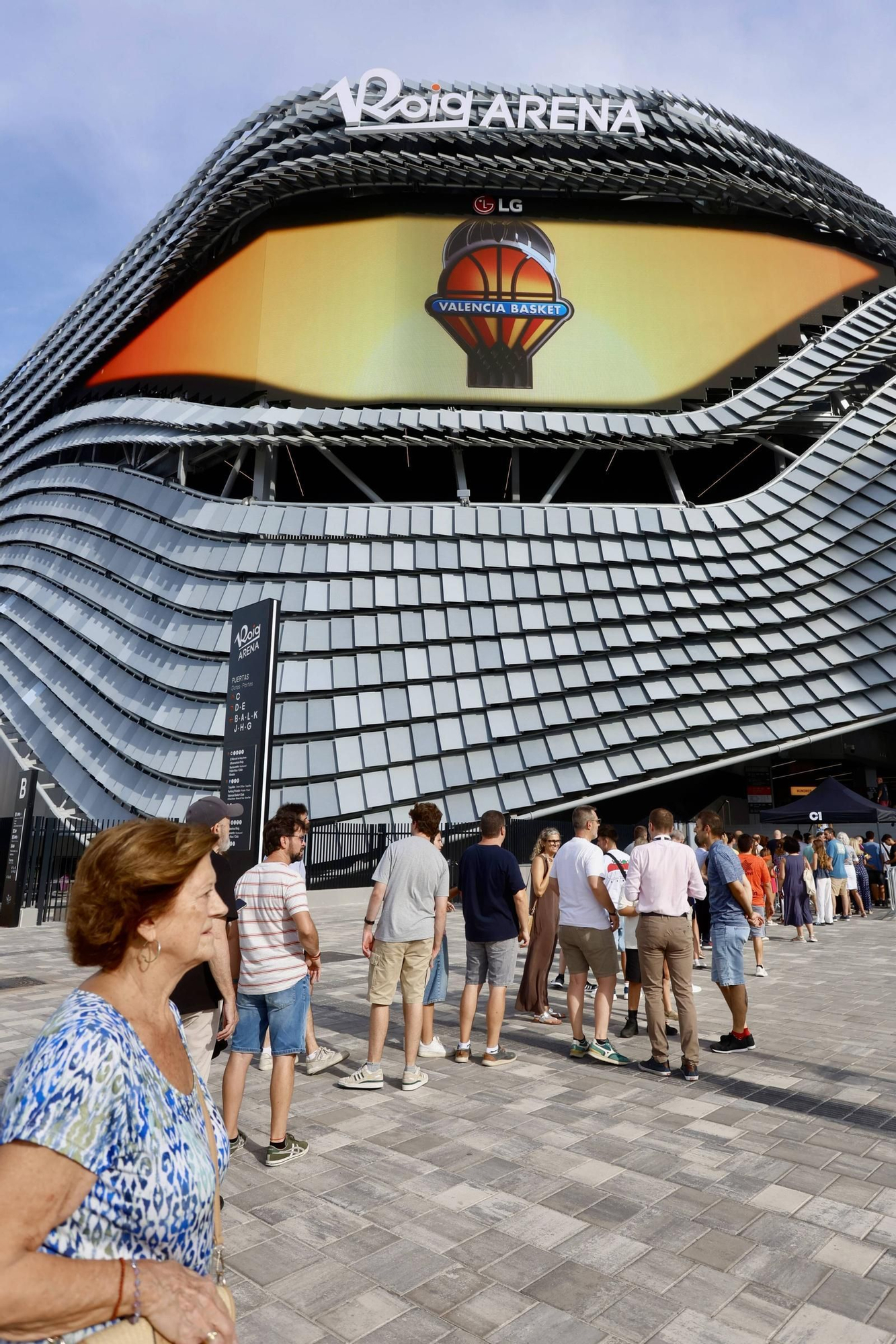 La afición del Valencia Basket visita el Roig Arena