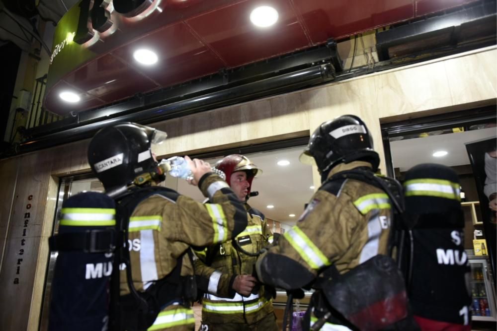 Incendio en un edificio de la plaza Camachos de Murcia