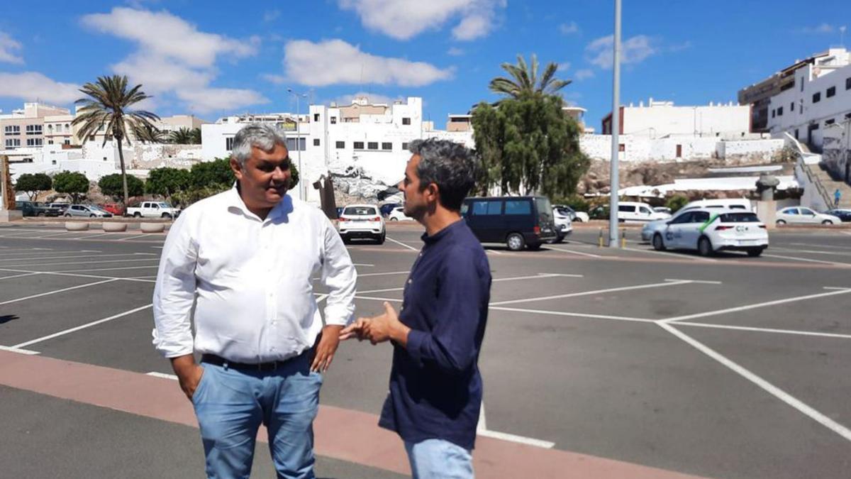 El alcalde capitalino, Juan Jiménez, dialoga con el consejero Rayco León, ayer.