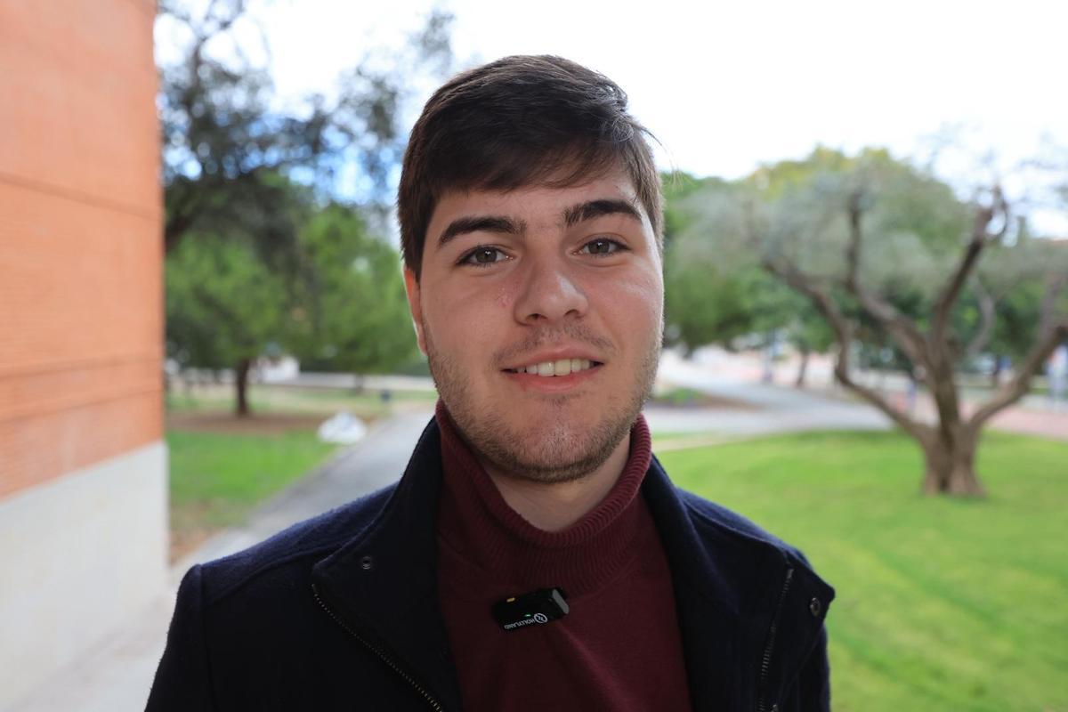 Álvaro López, en el porche de una de las facultades de la UJI.