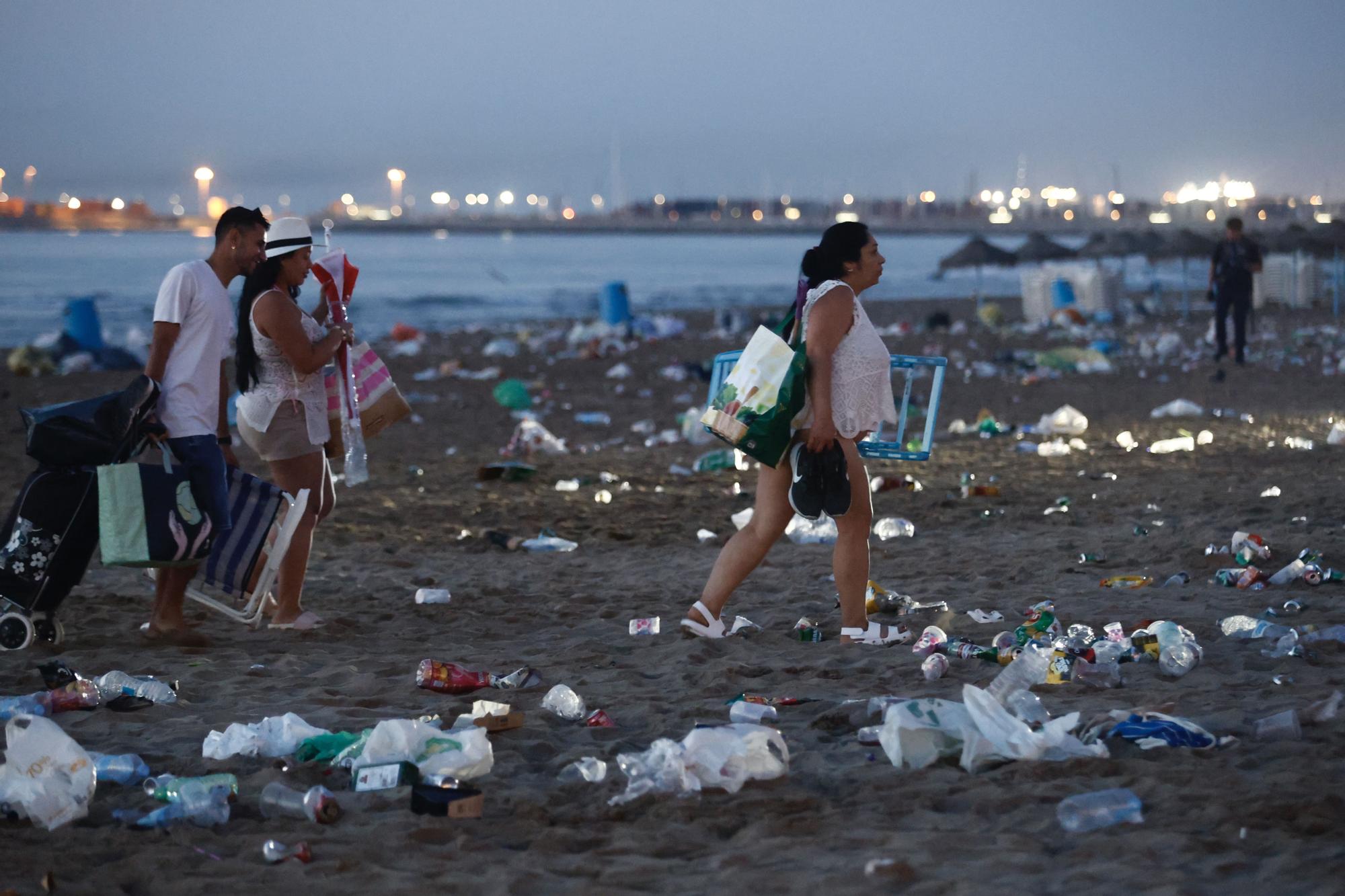 Así fue el desalojo y la limpieza tras la noche de San Juan