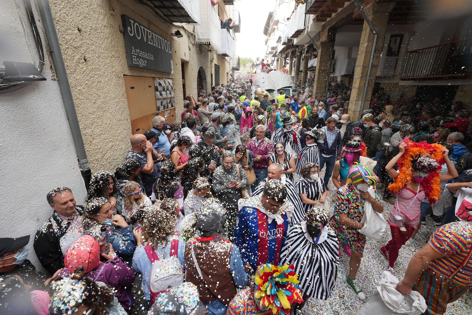 Búscate en el desfile de carrozas y disfraces de l'Anunci de Morella