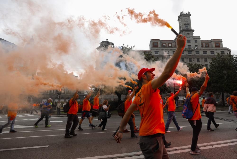 Los trabajadores de Vesuvius marchan a pie desde la fábrica de Riaño hasta la Junta