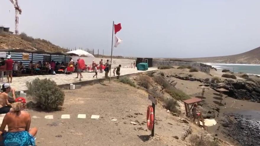 The waves force several beaches to be closed to the bathroom in the south of Tenerife