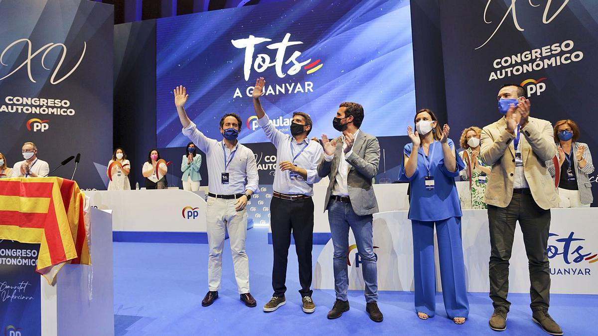 Teodoro García Egea, Carlos 
Mazón, Pablo Casado, Maria 
José Català y Vicente Mompó 
saludan a los asistentes al
congreso .  eduardo ripoll | LEVANTE-EMV