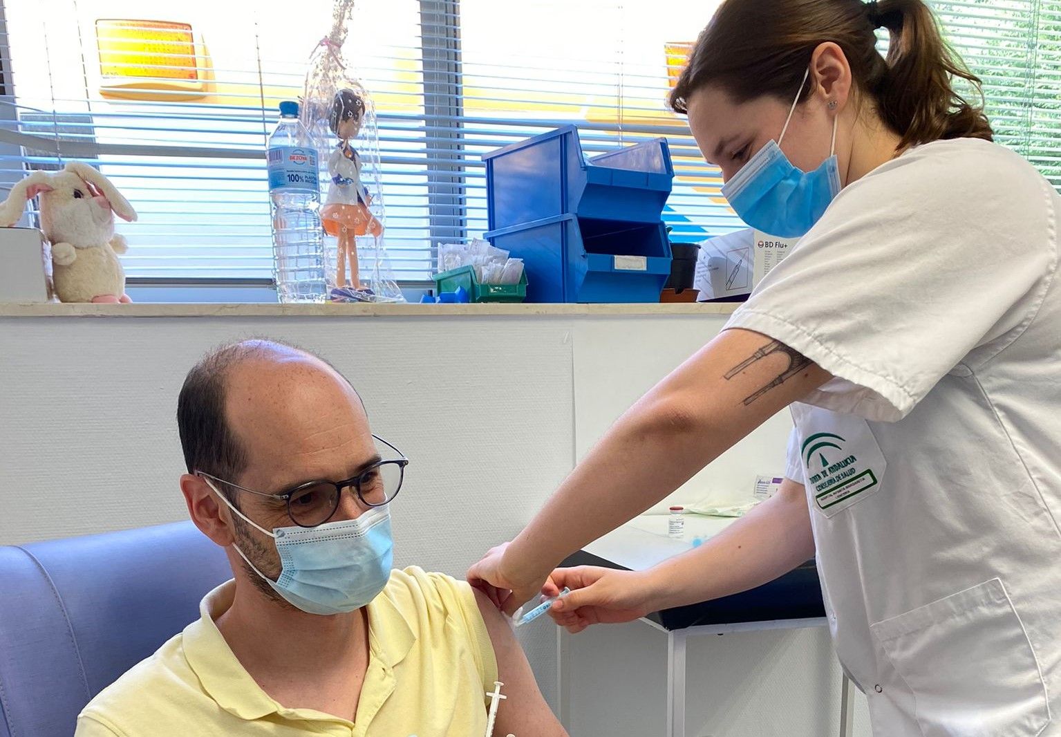 Javier Cano, uno de los primeros profesionales esenciales que se ha vacunado este martes en Cabra.