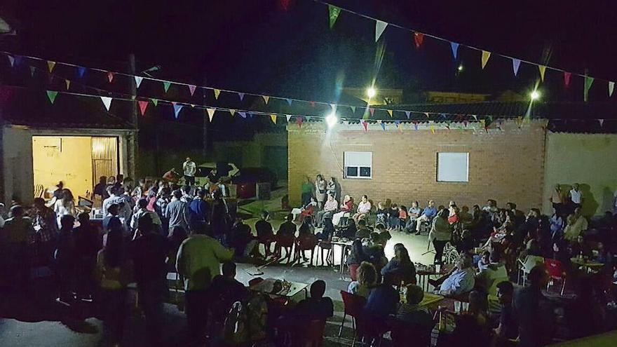 Los vecinos de Granja disfrutan del concierto de &quot;Ruedo flamenco&quot; en el Arroyo.