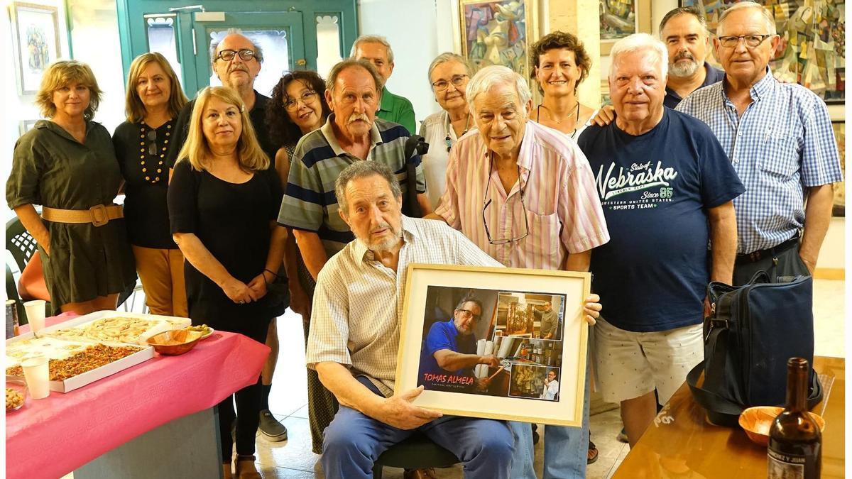 Sentido homenaje de los artistas ilicitanos al pintor Tomás Almela -  Información
