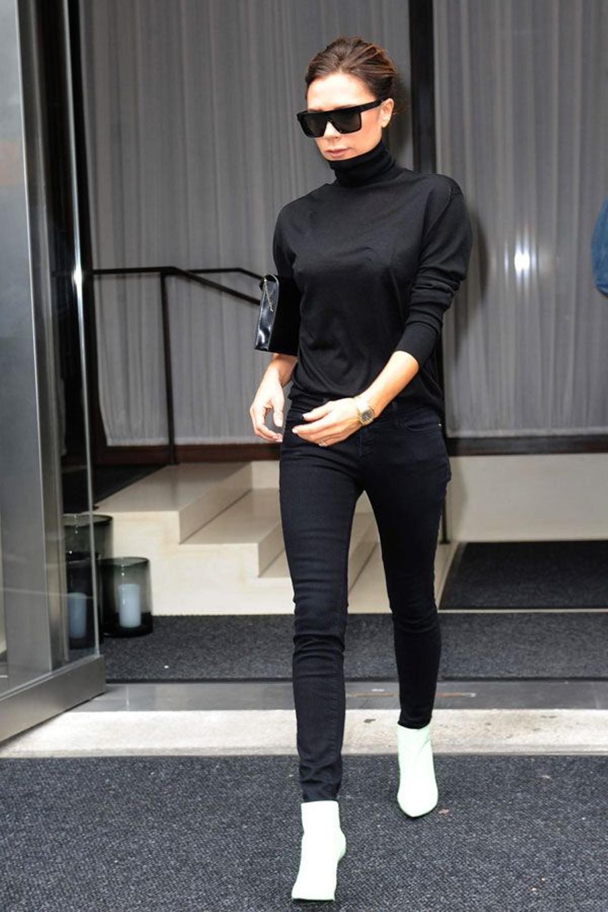 Victoria Beckham y su extraña forma de llevar jersey