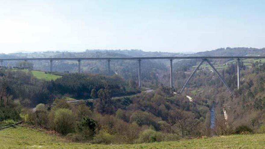 Vista del viaducto del TAV sobre el río Deza, que ya está finalizado.