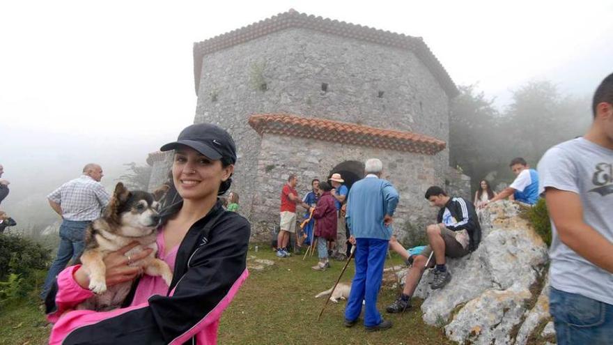 Participantes en la romería, tras la misa en la capilla de la Madalena. fernando geijo