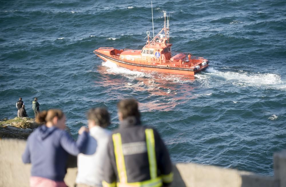 Buscan a un joven que cayó al mar en Arteixo