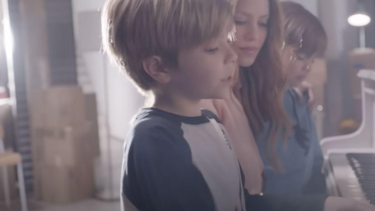 Shakira cantando con Milán y Sasha en 'Acróstico'