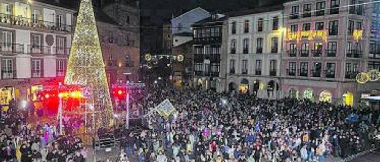 Ambiente navideño en la Plaza de España de Avilés.