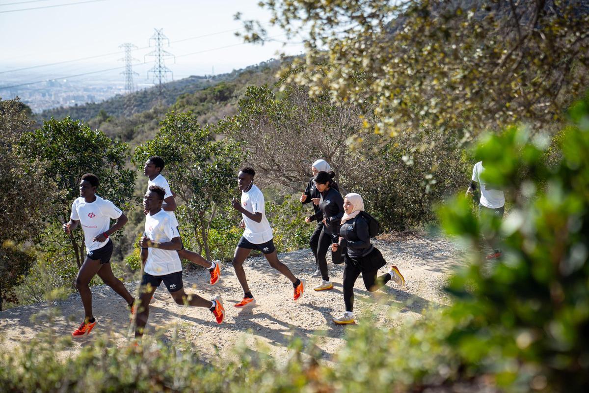 Algunos jóvenes de Enforma Inspira, entrenando en Collserola