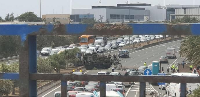 Aparatoso vuelco a la altura del Aeropuerto