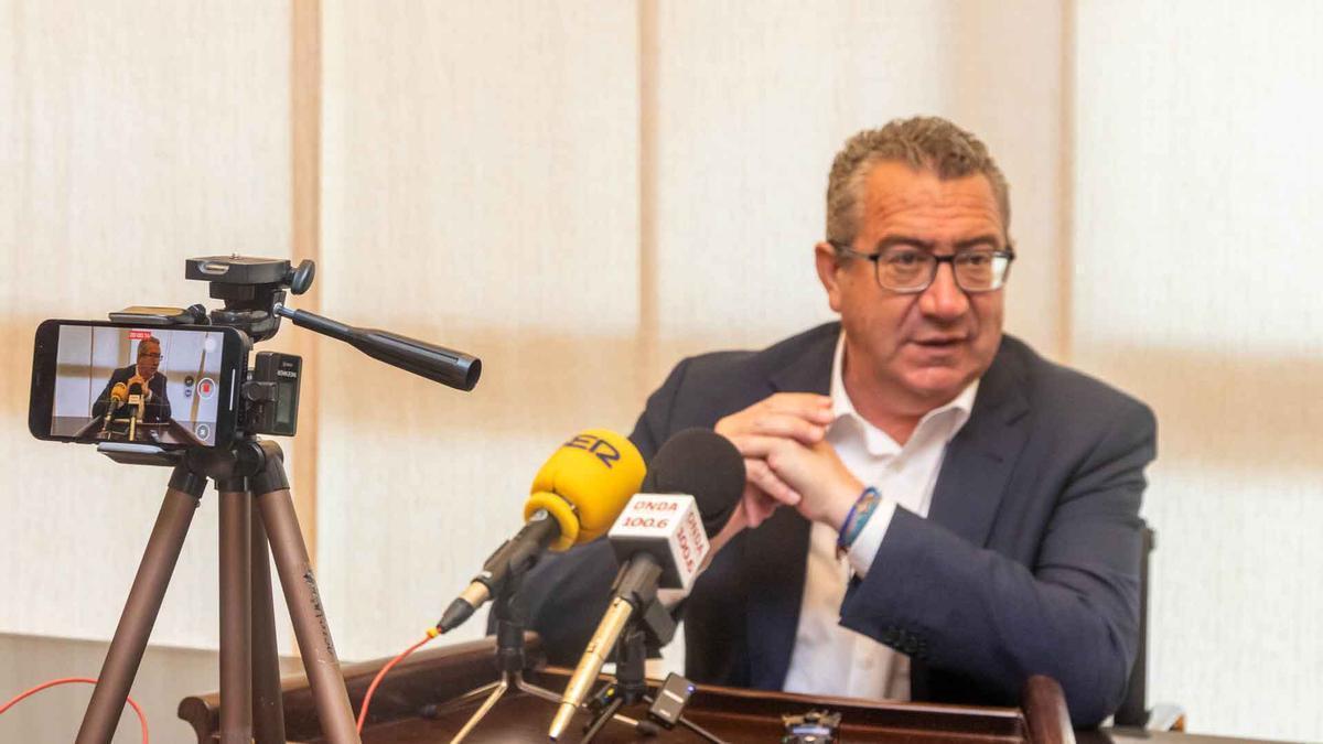 Toni Pérez durante la presentación de la campaña de bonos consumo en Benidorm.