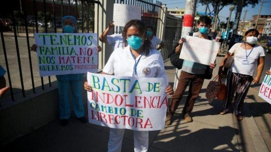 Médicos peruanos convocan a huelga por falta de insumos para enfrentar la pandemia