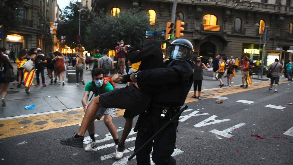 Incidentes junto a la comisaría de Vía Laietana tras la manifestación.