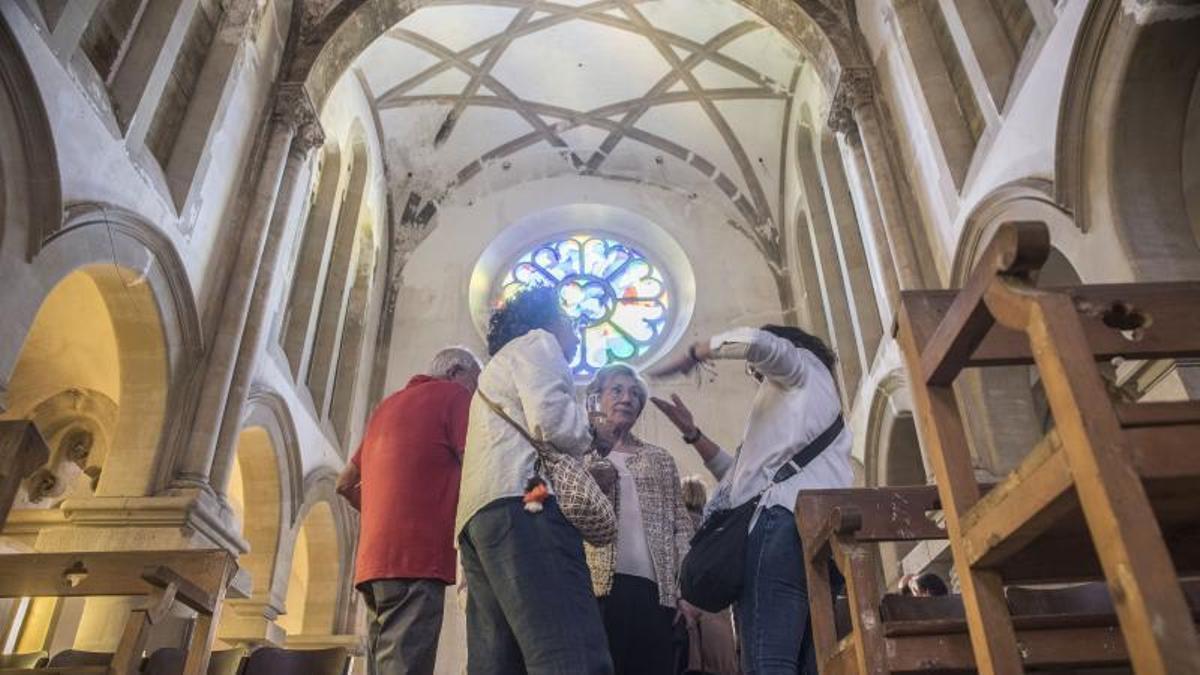Interior del temple, poc després que s'hi instal·lessin els nous vitralls