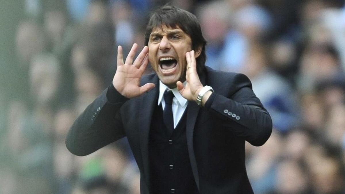 Antonio Conte da instrucciones a sus jugadores en el partido frente al Manchester City en el Etihad (1-3).