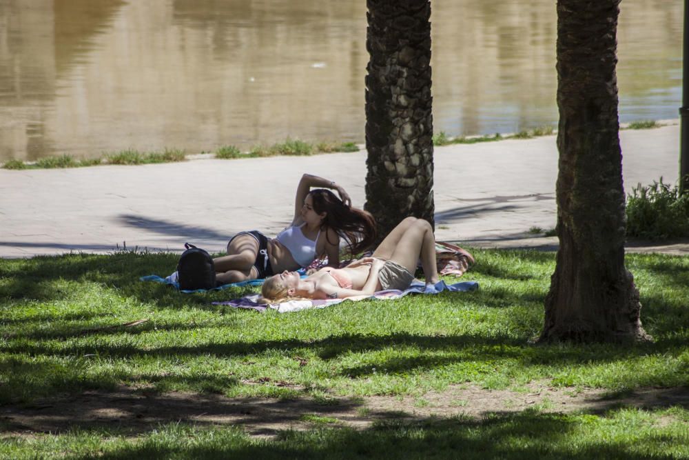 Visitantes y residentes combaten el calor