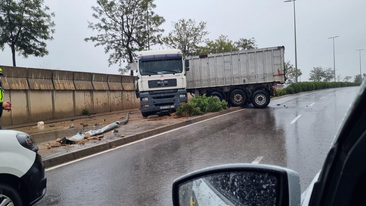 Salida de vía de un camión en la ronda norte