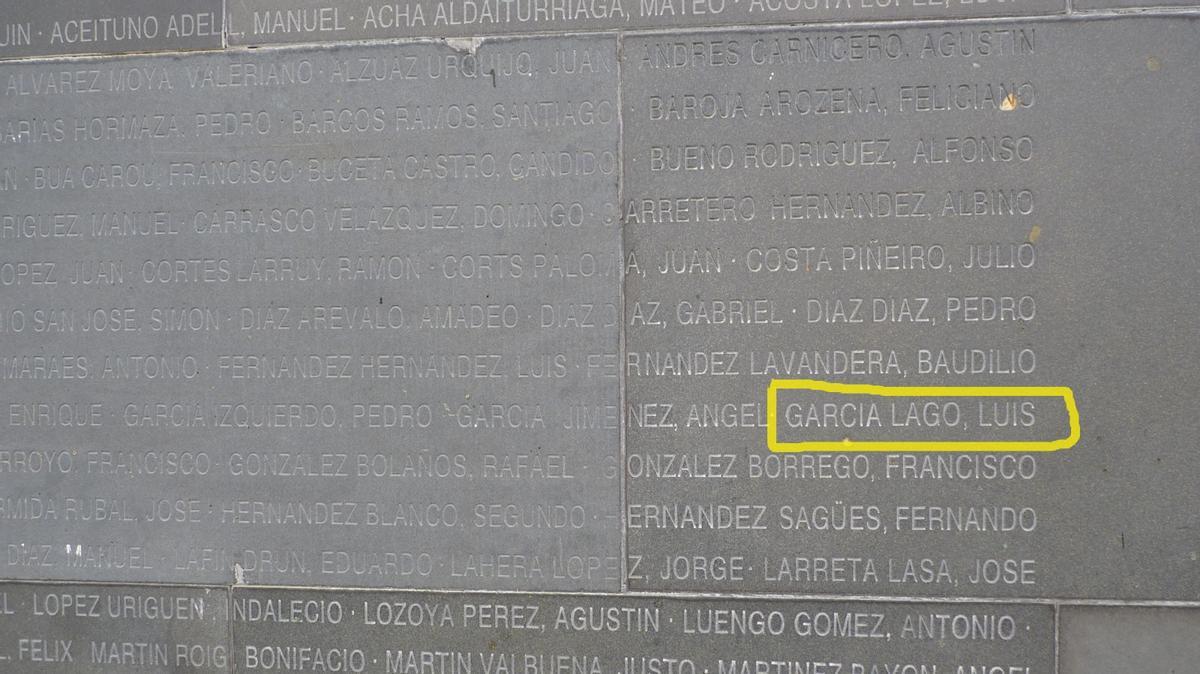 Nombre completo de Luis García, en la placa conmemorativa.