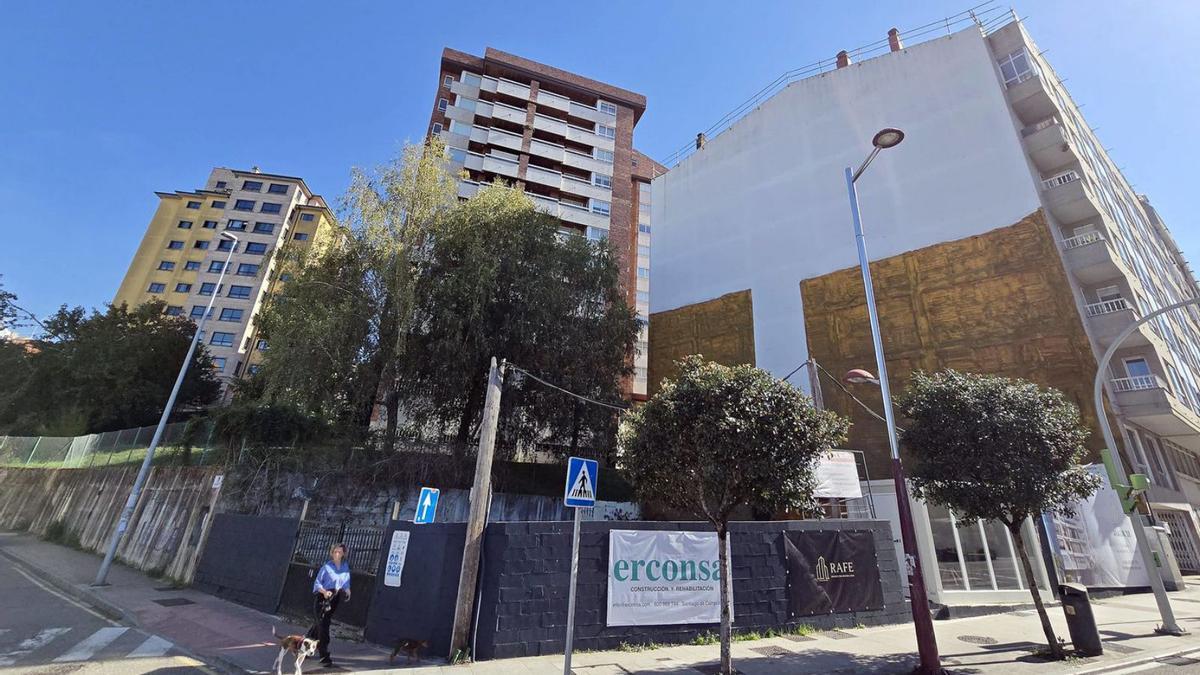 Parcela en la calle Aragón donde se levantará un edificio de seis plantas y veinte viviendas.