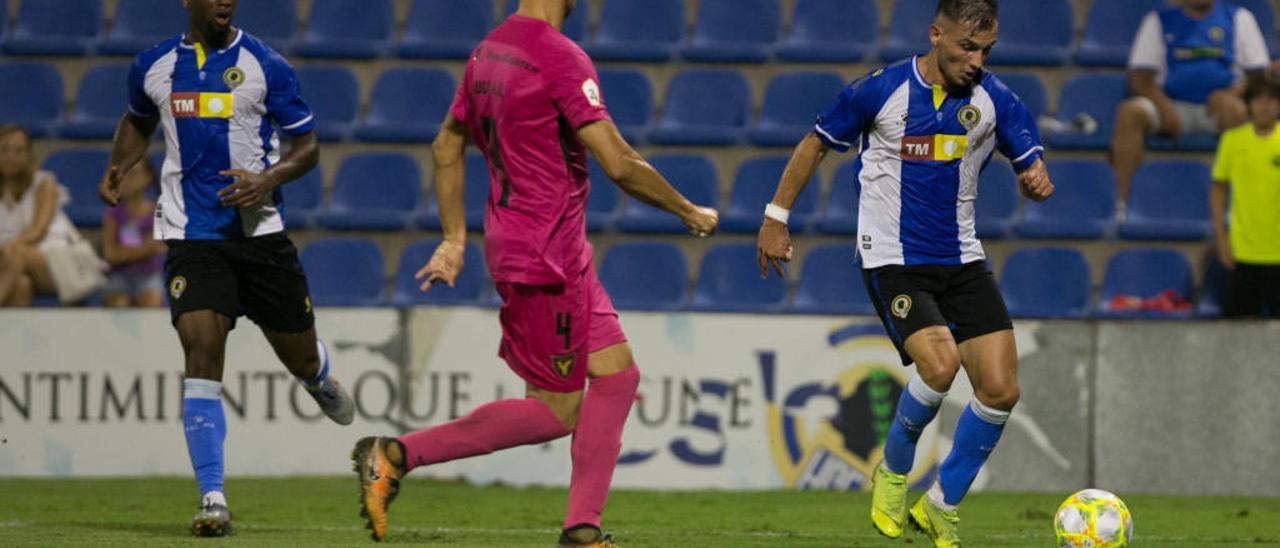 El debutante Borja Martínez encara a Hugo Álvarez, del UCAM, ayer en el Rico Pérez.