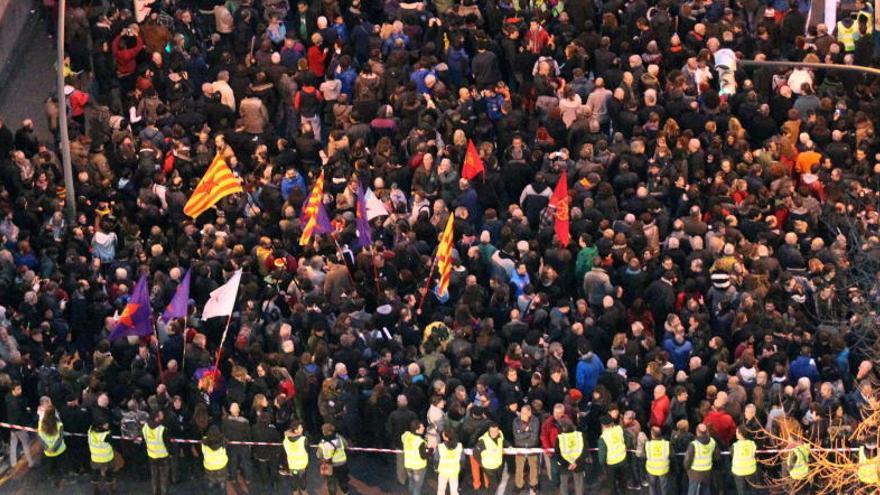 Decenas de miles de personas piden el fin de la dispersión.