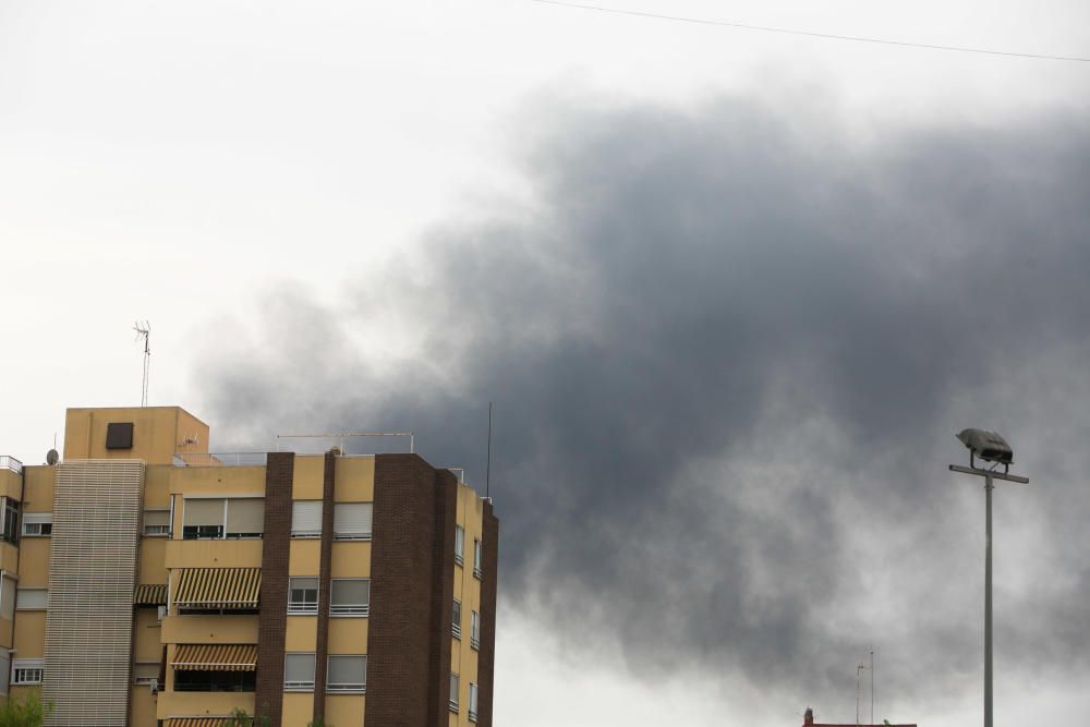 Más de una veintena de bomberos trabajaban anoche para sofocar el complicado incendio.