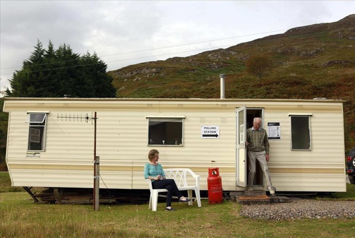 Mesa electoral en una caravana en Coulags, Escocia