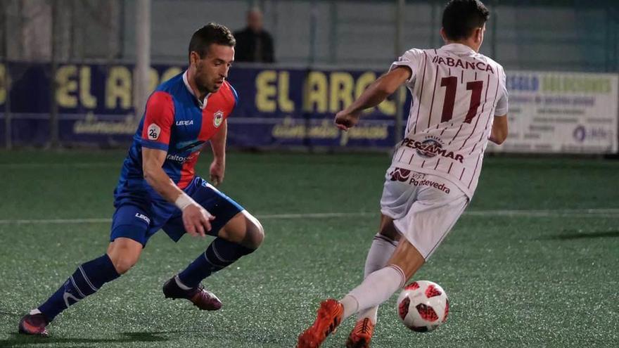 Cristian disputa un balón ante Pibe.