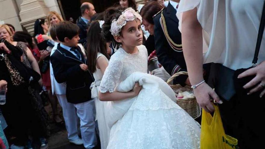 Una niña a la salida de la iglesia de San Lázaro.