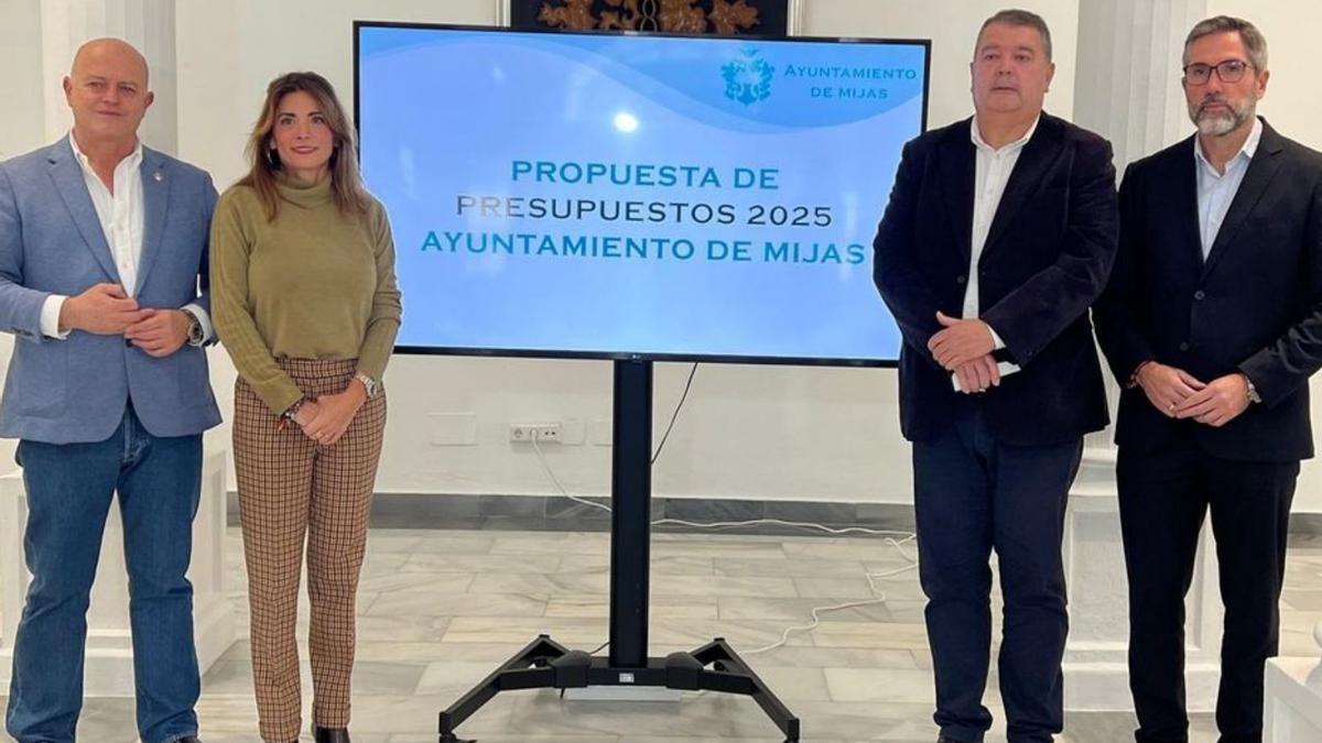 Ana Mata con parte de su equipo de gobierno presenta unos presupuestos de 133 millones de euros.